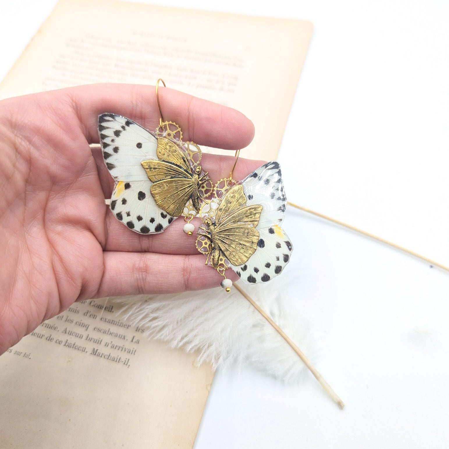 Boucles d'oreille Art Nouveau véritables ailes papillon Calypso doré – Victorian Rehab Hérault