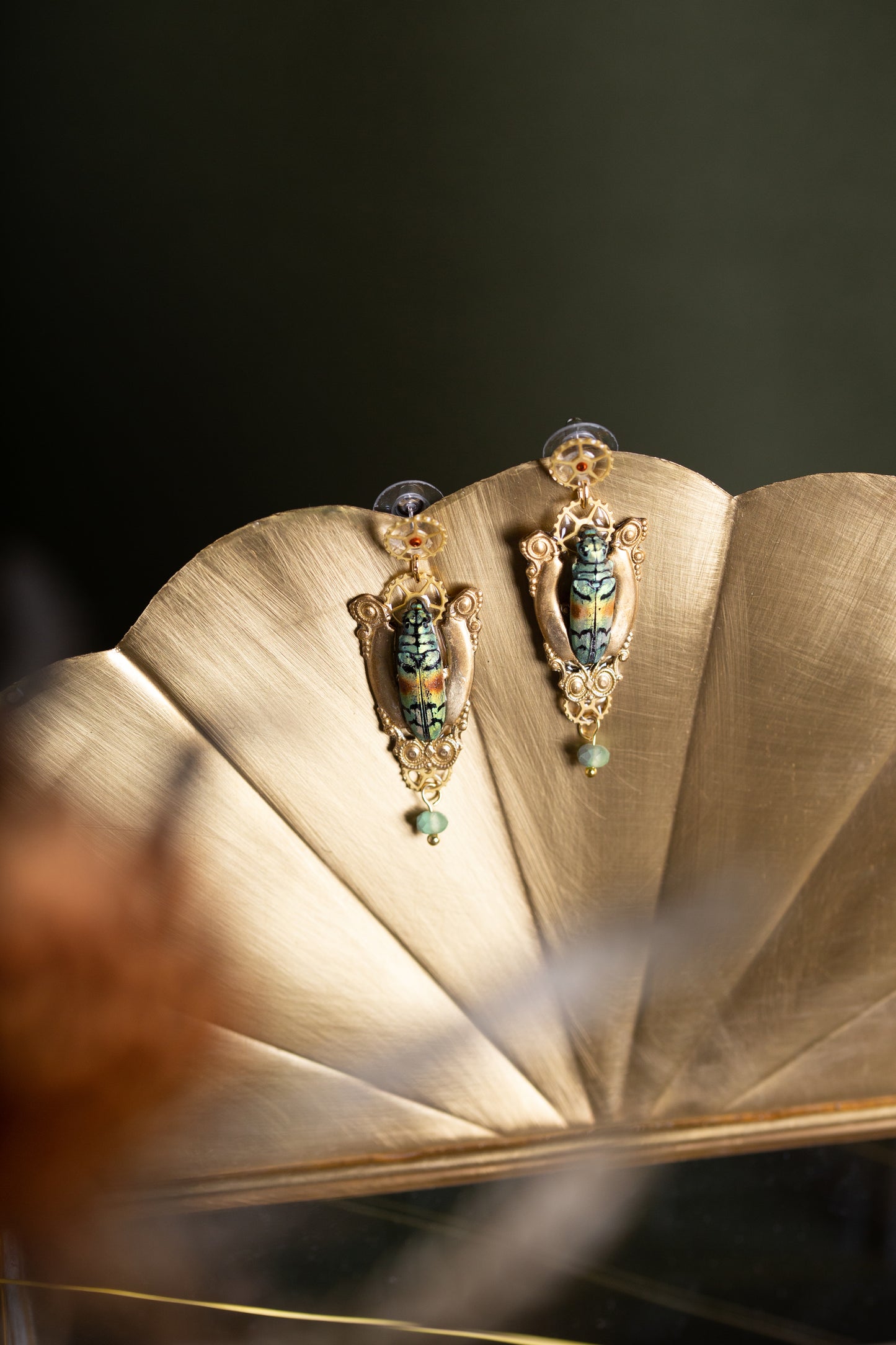Boucles d'oreille Anubis – scarabée & perles de verre Art Nouveau | Victorian Rehab