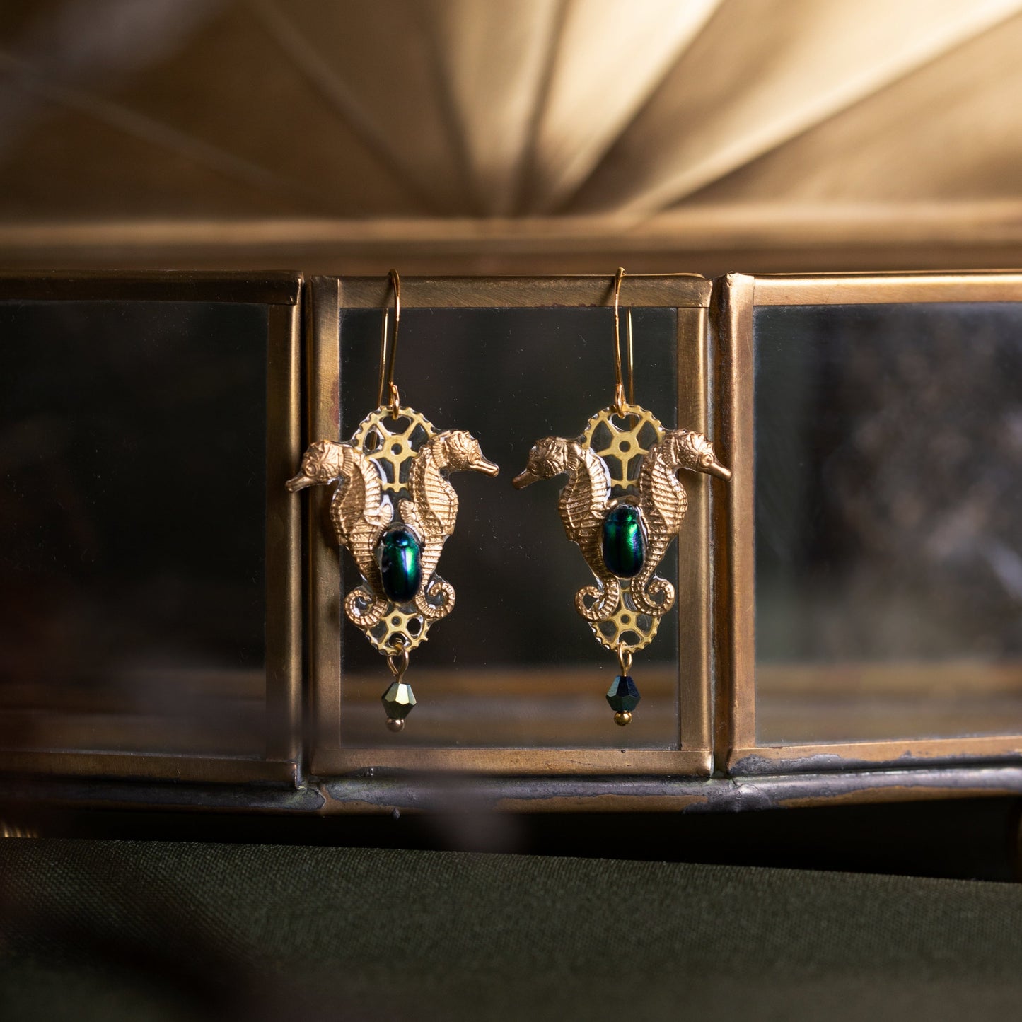 Boucles d'oreille Odyssée – scarabée vert & estampes hippocampe dorées | Victorian Rehab
