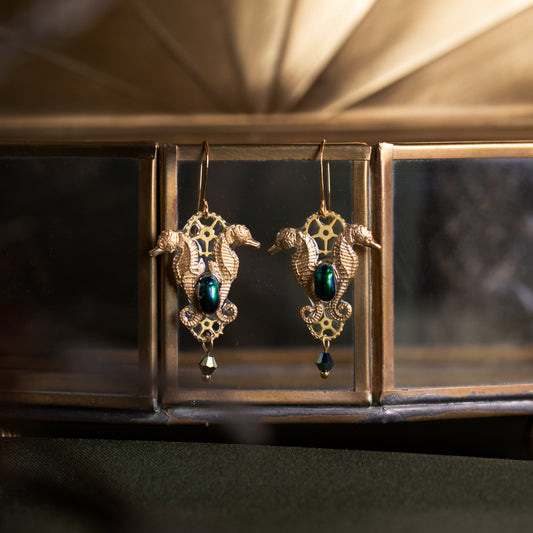 Boucles d'oreille Odyssée – scarabée vert & estampes hippocampe dorées | Victorian Rehab
