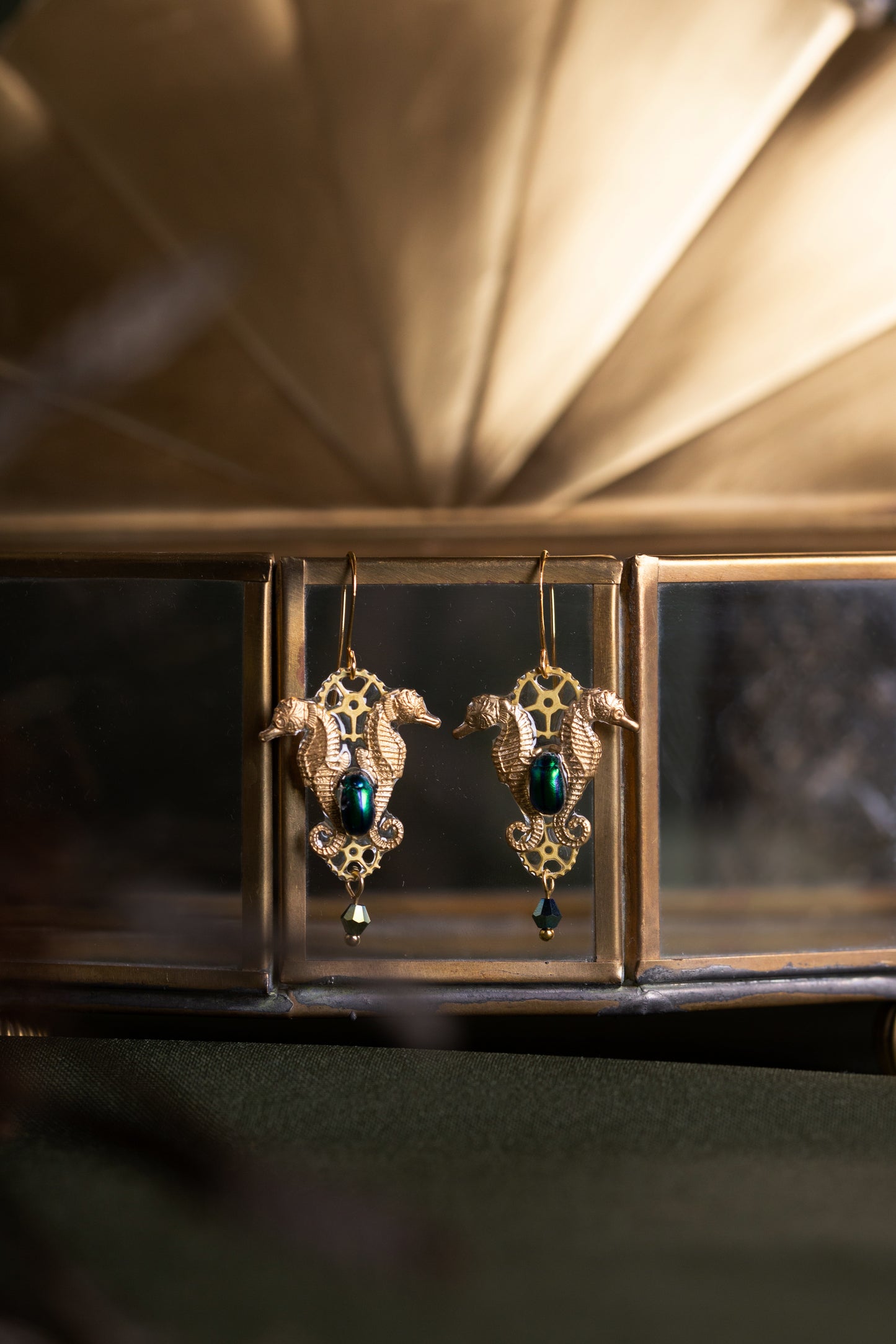 Vue ensemble boucles Odyssée – scarabée vert & hippocampe Victorian Rehab