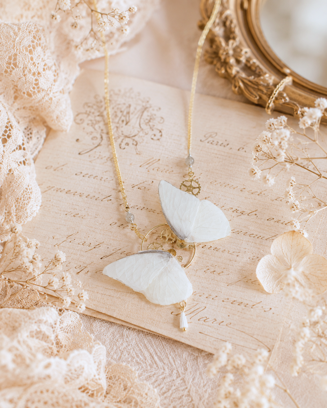 Détail collier Zéphyr Appias Albina – aile papillon blanc laiton doré engrenage fait main Hérault