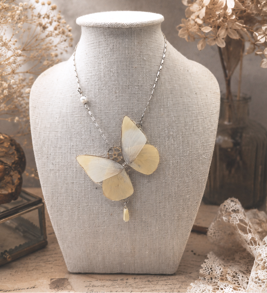 Collier Psyché Albina blanc nacré – bijou Art Nouveau fait main Victorian Rehab