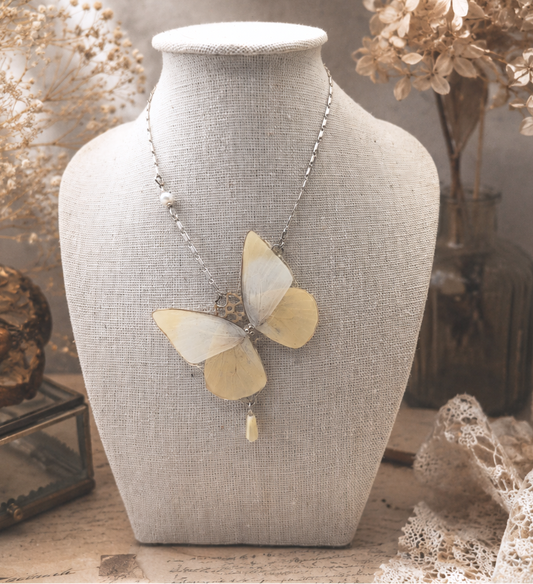 Collier Psyché Albina blanc nacré – bijou Art Nouveau fait main Victorian Rehab