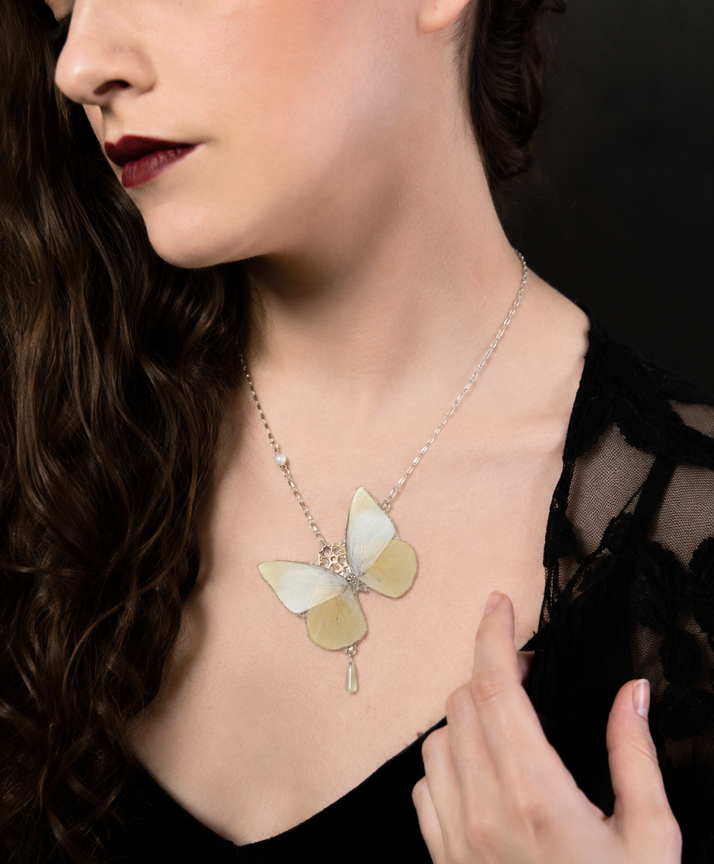 Détail collier Psyché Albina – aile papillon blanc et jaune fait main Hérault