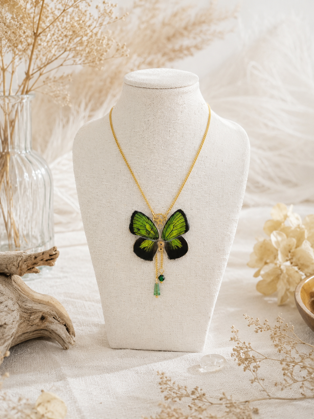 Détail collier Aponi Hellenore – aile papillon Arhopala engrenage horlogerie fait main