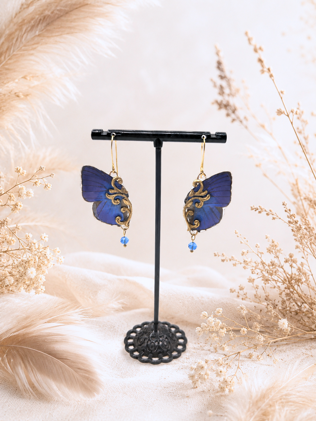 Détail boucles Mucha Arhopala – aile papillon bleu métallique laiton doré fait main Hérault