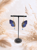Détail boucles Mucha Arhopala – aile papillon bleu métallique laiton doré fait main Hérault