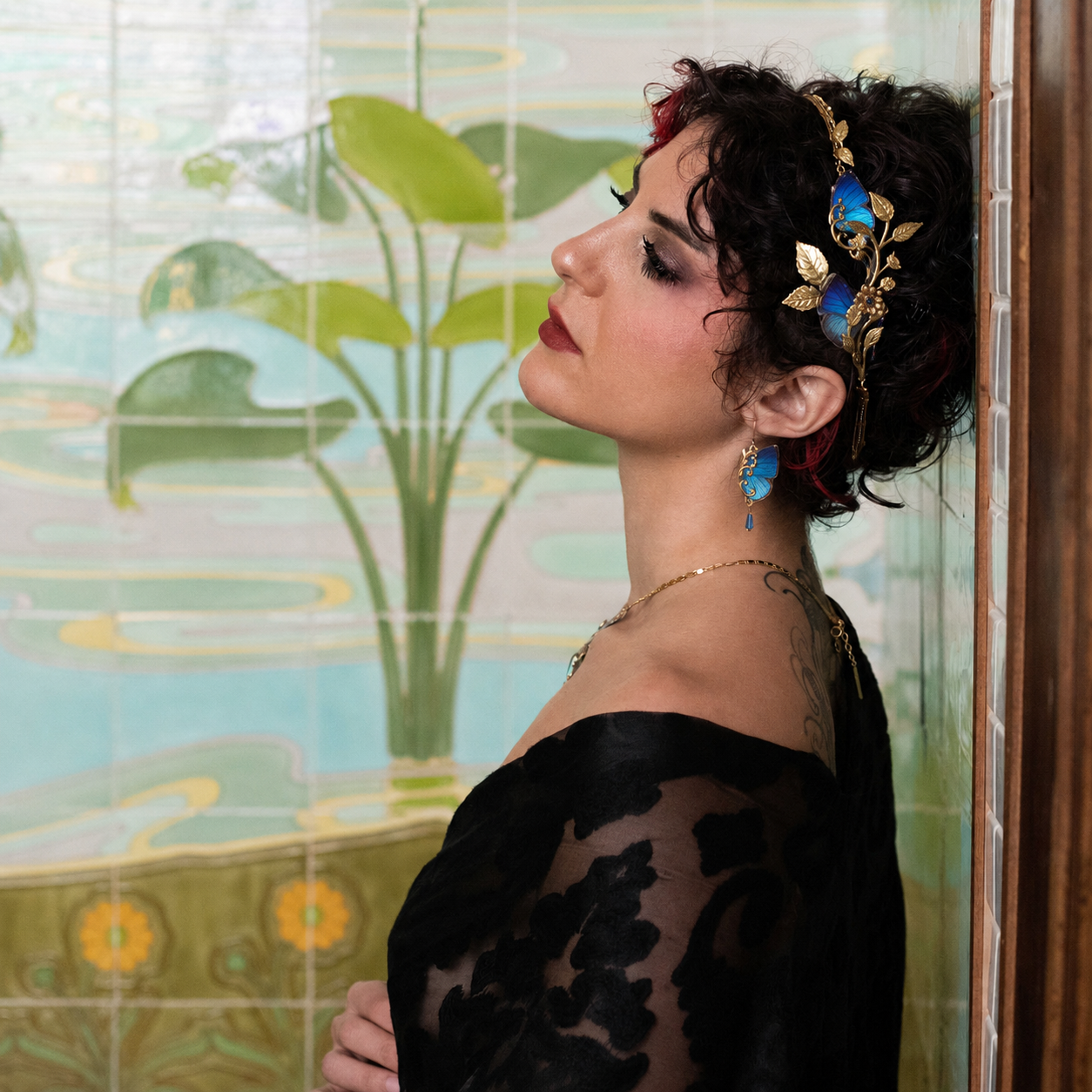 Boucles d'oreille Mucha Arhopala bleu portées – bijou Art Nouveau Victorian Rehab