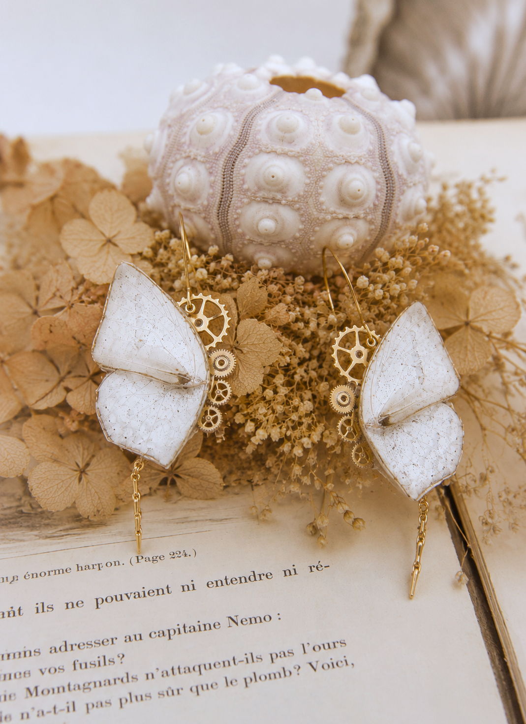 Détail boucles Aponi Curetis Acuta – aile papillon orange blanc argenté engrenage montre fait main Hérault