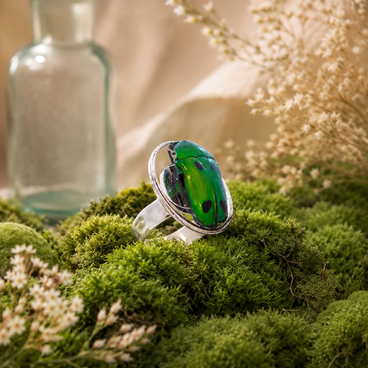 Bague Khépri – véritable scarabée vert, monture argentée | Victorian Rehab