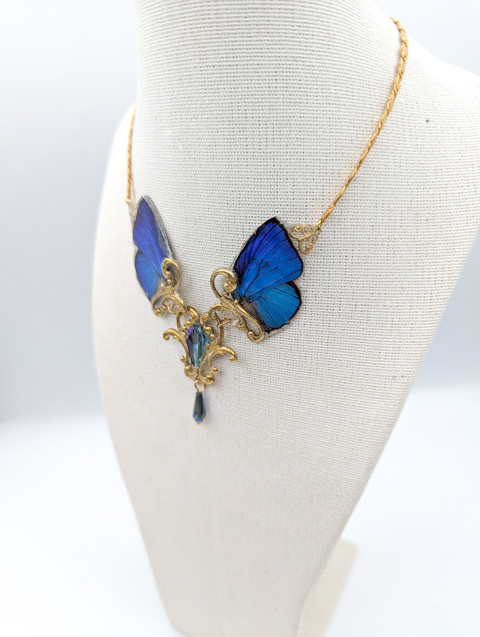 Parure collier Mucha Arhopala bleu doré – bijou cabinet de curiosités Victorian Rehab