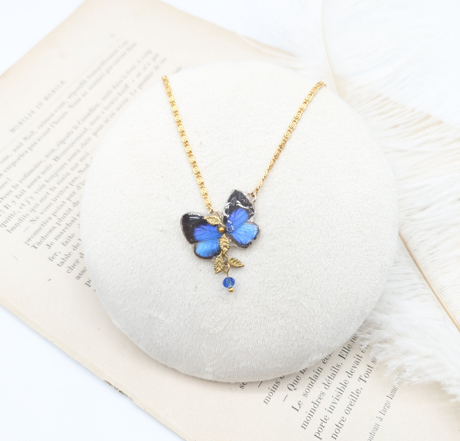 Collier bijou Art Nouveau véritable aile de papillon bleu irisé – Victorian Rehab atelier Hérault