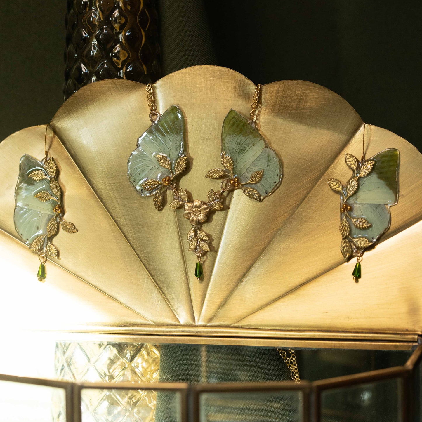 Détail collier papillon vert Green Charaxes – laiton doré fleurs miniatures perle émeraude, fait main