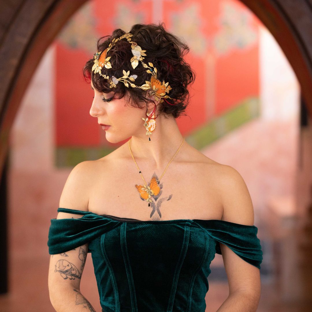 Collier Naturalia Appias Nero – estampes laiton doré feuilles et rose, bijou unique Victorian Rehab