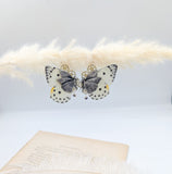 Détail boucles Chrysalide argentées – aile papillon blanc et noir engrenages montre ancienne