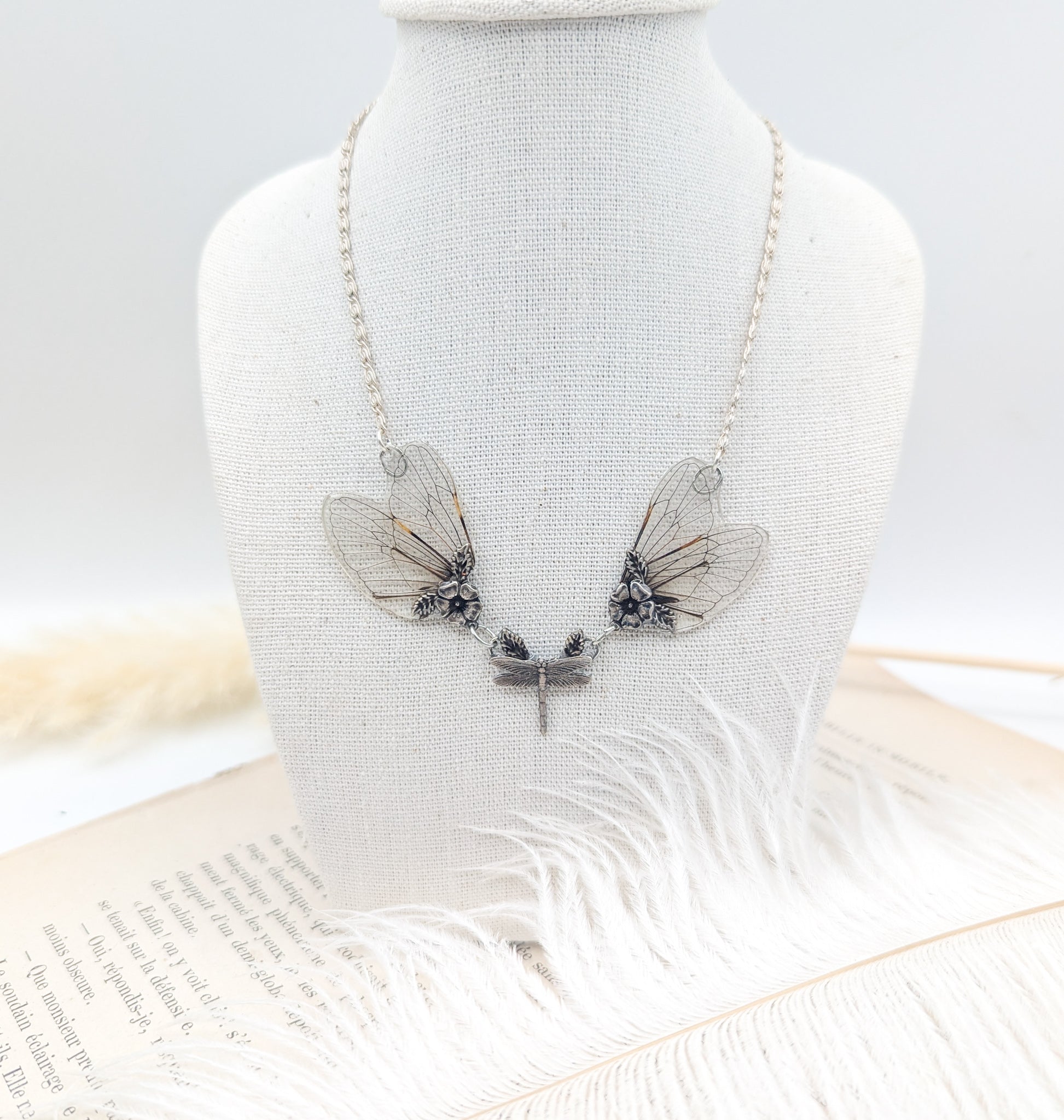 Collier Aëlys ailes de cigale vue de face – bijou Art Nouveau Victorian Rehab