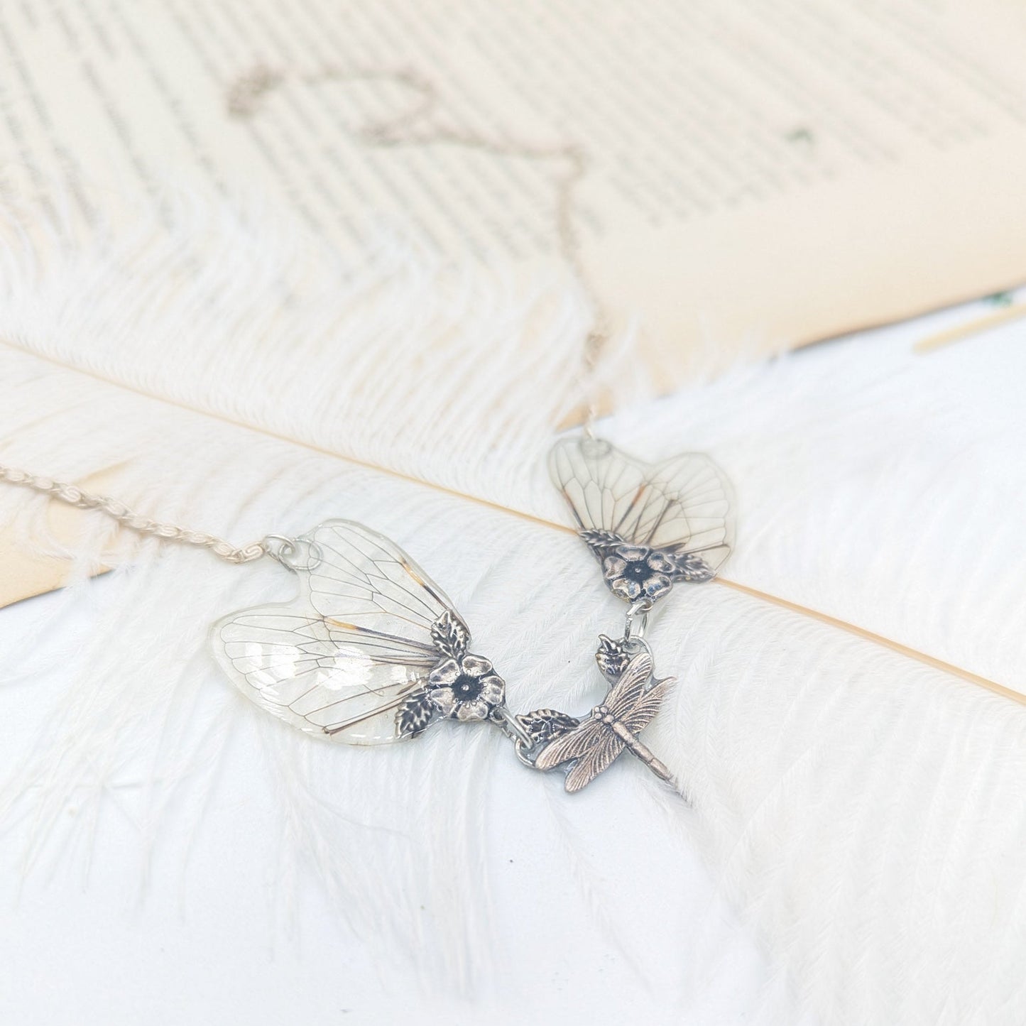 Collier Aëlys bijou féérique Art Nouveau – véritables ailes de cigale Victorian Rehab Pézenas