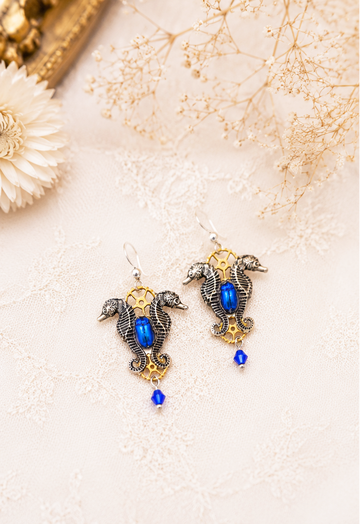 Boucles d'oreille Odyssée Bleue – véritable scarabée & estampes hippocampe