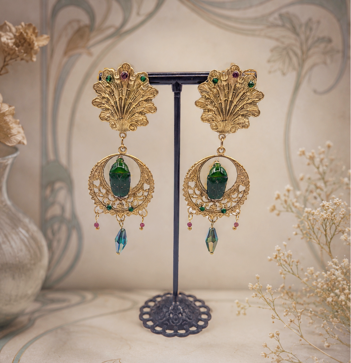 Boucles d'oreille Cantatrice petit modèle – scarabée vert & strass Art Nouveau doré | Victorian Rehab