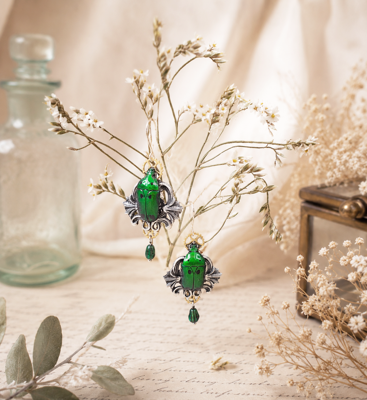 Détail boucles Hana – scarabée Sexmaculata & perle de verre | Victorian Rehab