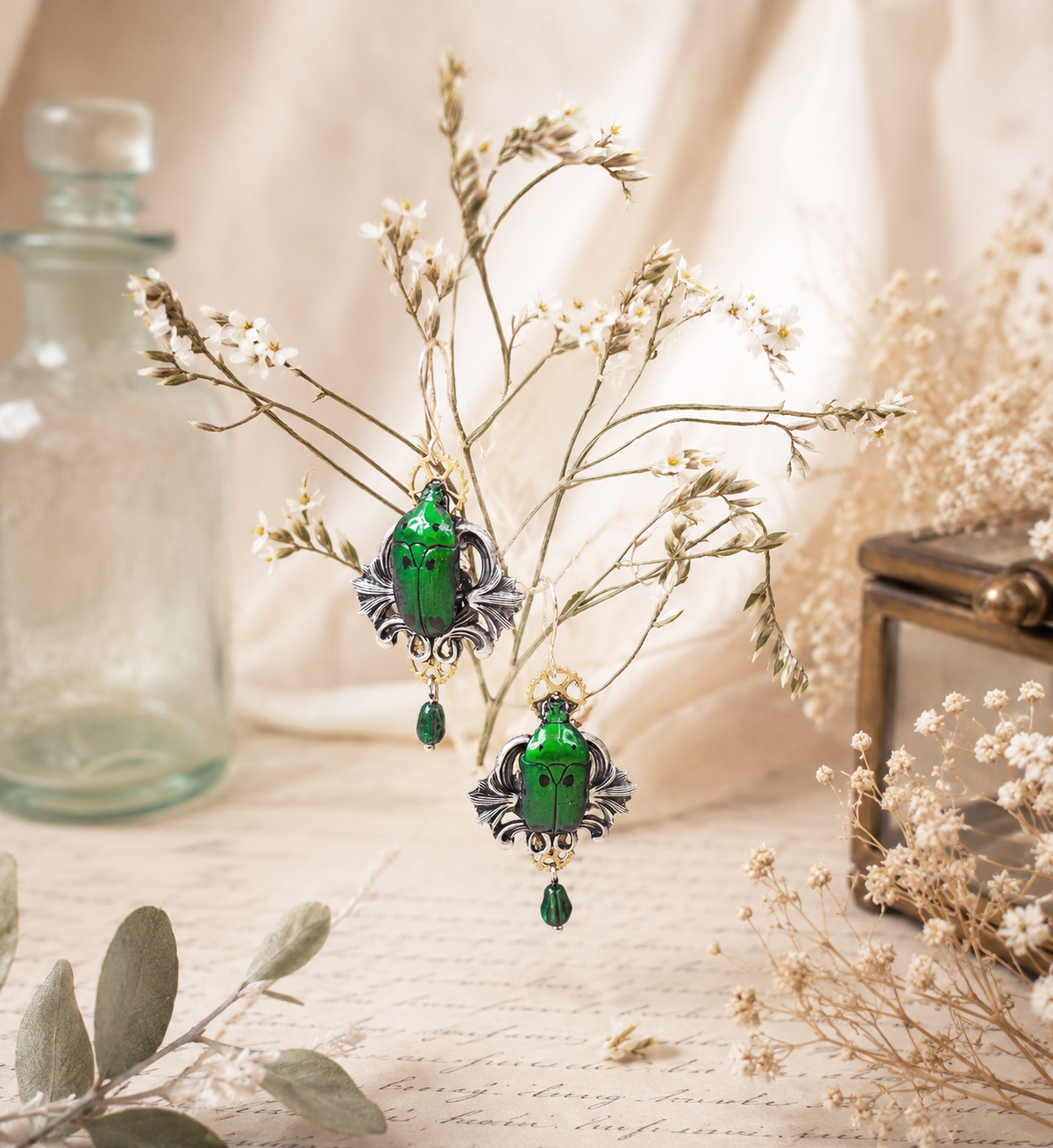 Détail boucles Hana – scarabée Sexmaculata & perle de verre | Victorian Rehab