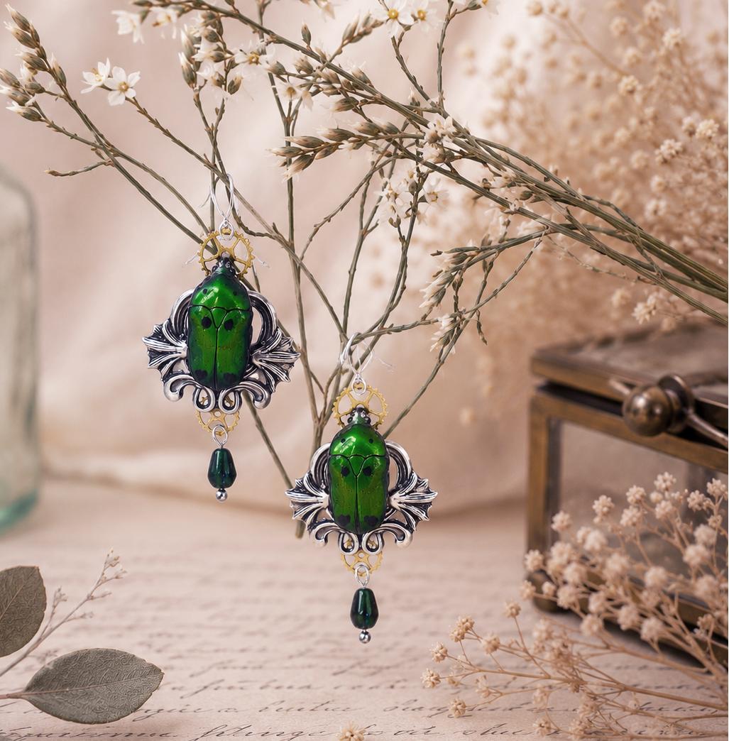 Boucles d'oreille Hana – scarabée Sexmaculata vert & noir sur estampe dorée | Victorian Rehab