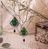 Boucles d'oreille Hana – scarabée Sexmaculata vert & noir sur estampe dorée | Victorian Rehab