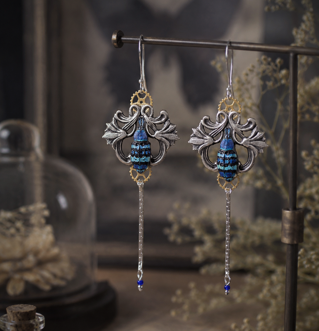 Boucles d'oreille Hana Argenté – scarabée vert & noir sur longue estampe | Victorian Rehab