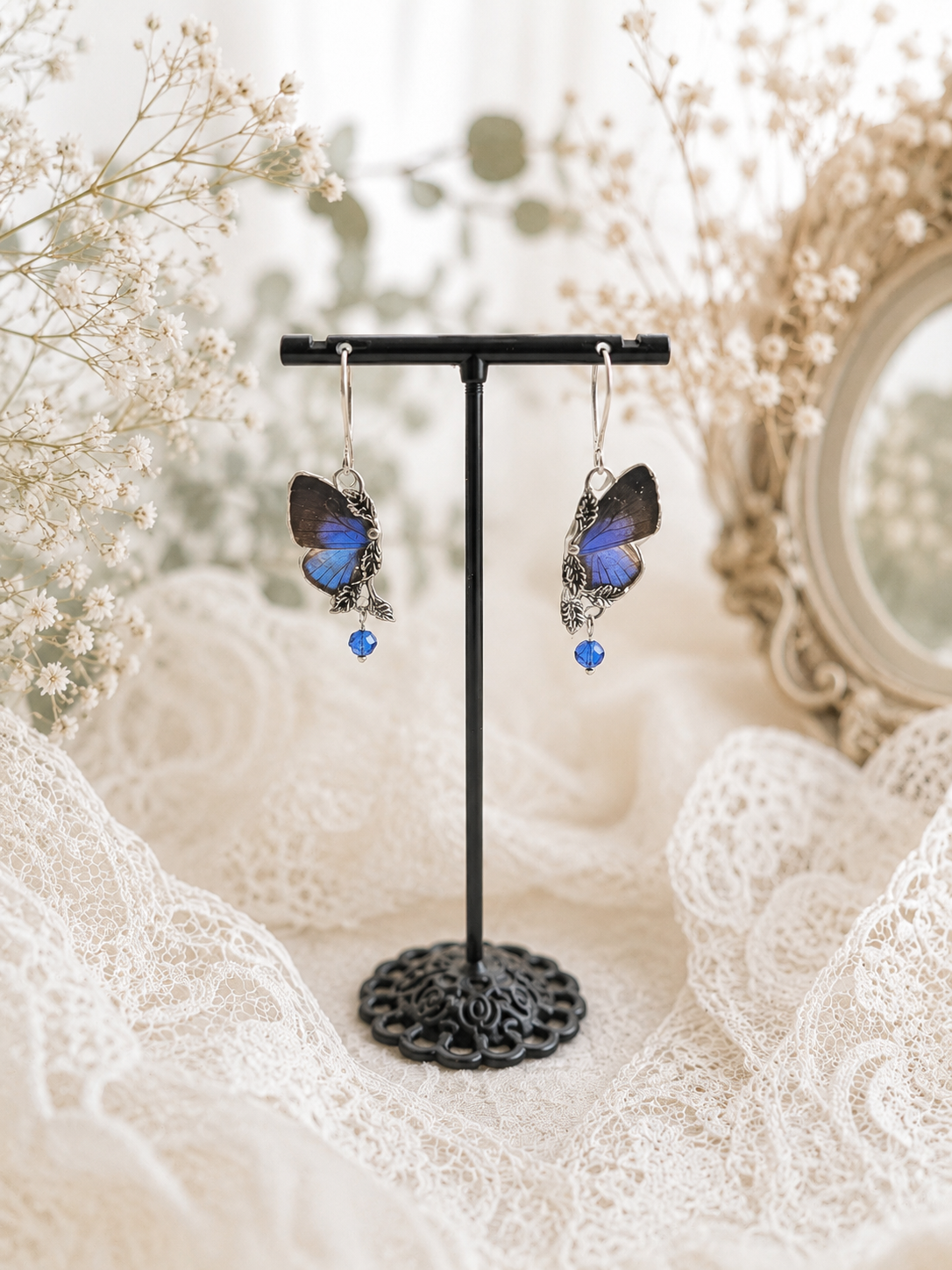 Boucles d'oreille Naturalia Bocchus portées – papillon bleu irisé bijou Art Nouveau Victorian Rehab