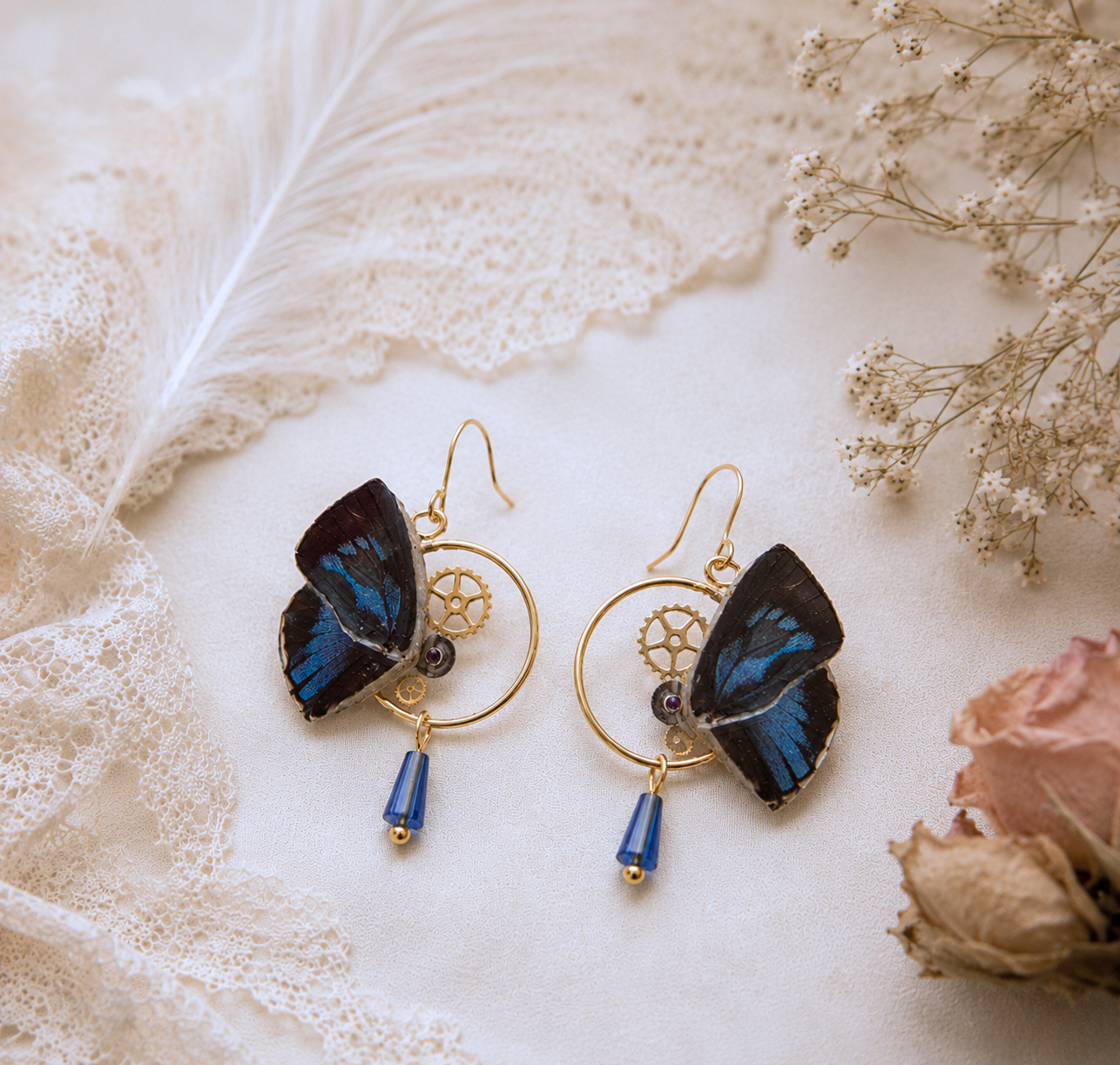 Boucles d'oreille Zéphyr papillon Ancema Ctesia bleu irisé noir – engrenage doré | Victorian Rehab