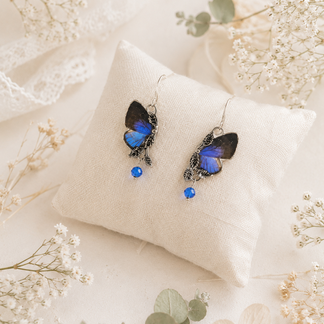 Détail aile papillon Jamides Bocchus bleu – boucles d'oreille Naturalia fait main Hérault