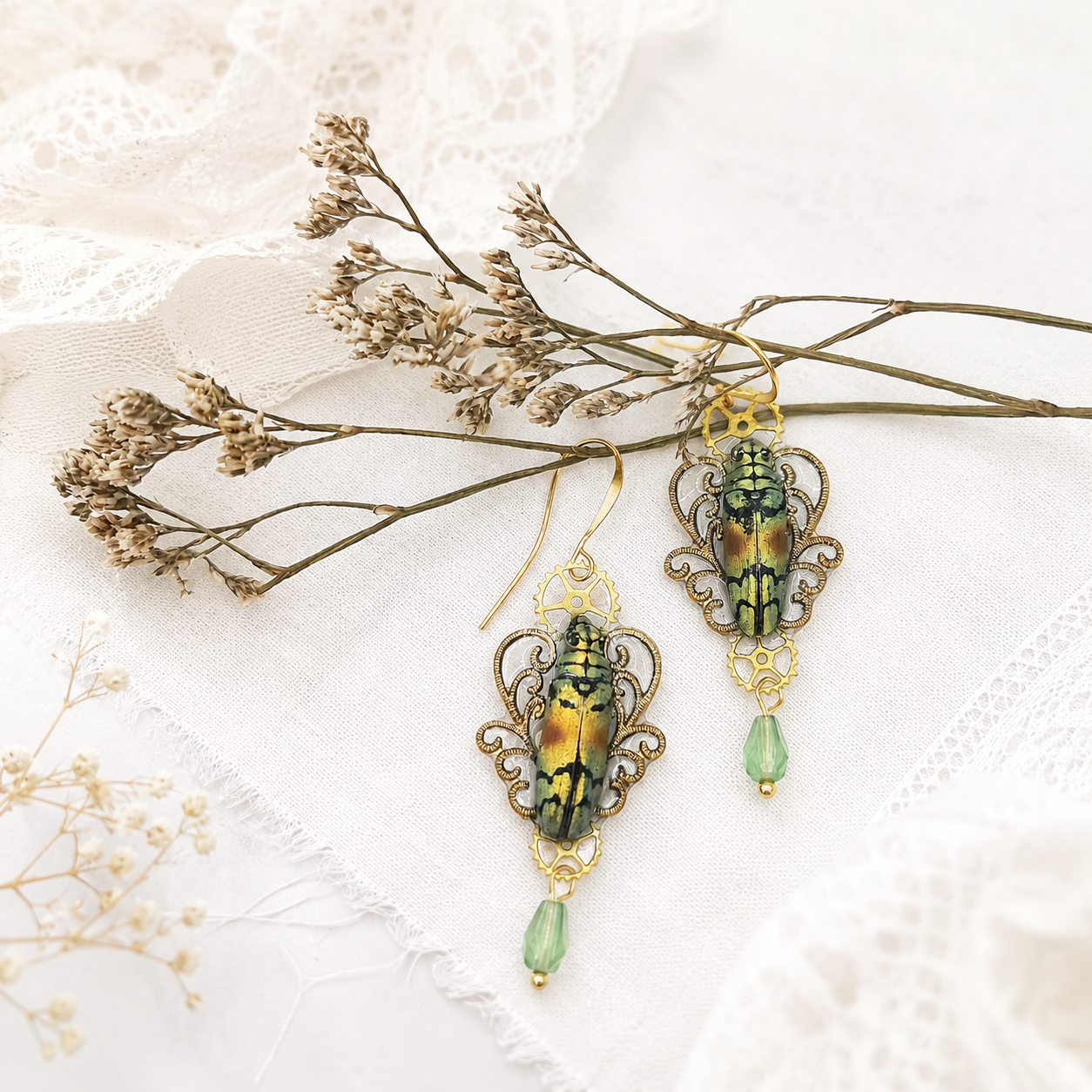 Boucles d'oreille Celestis – scarabée vert & orangé sur estampe dorée | Victorian Rehab