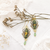 Boucles d'oreille Celestis – scarabée vert & orangé sur estampe dorée | Victorian Rehab