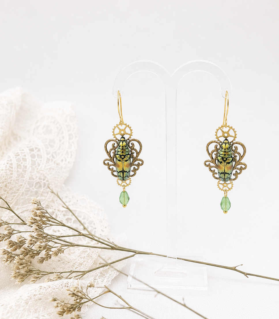 Détail boucles Celestis – scarabée iridescent vert & bronze | Victorian Rehab