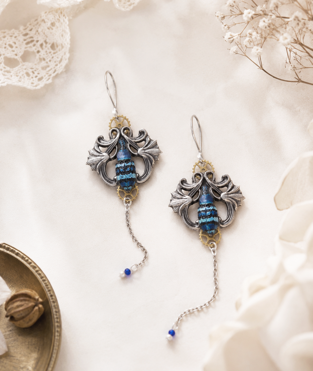 Boucles Lotus version argentée – scarabée vert & noir | Victorian Rehab
