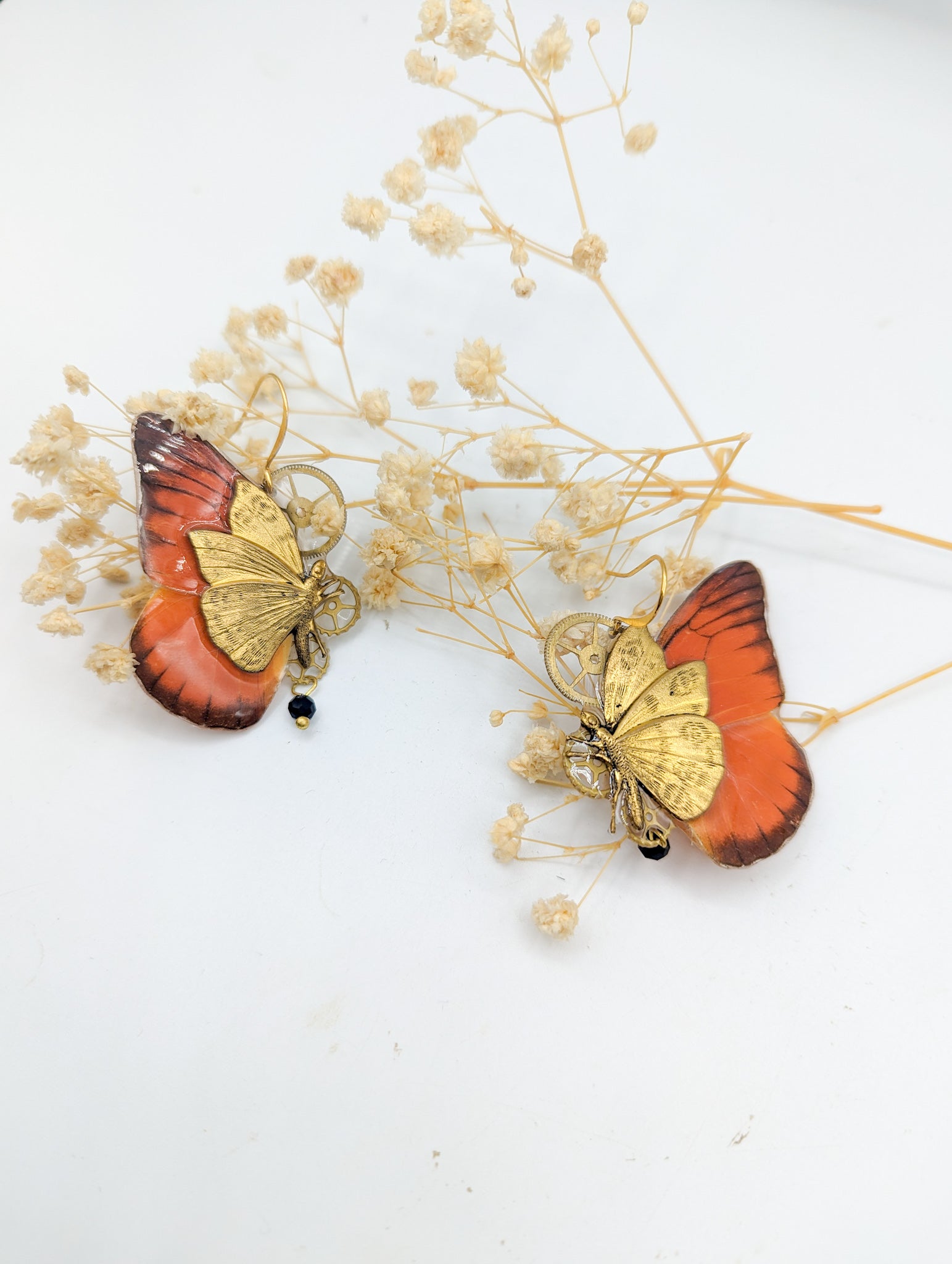 Détail boucles Chrysalide Appias Nero – aile papillon orange laiton doré perles verre fait main Hérault
