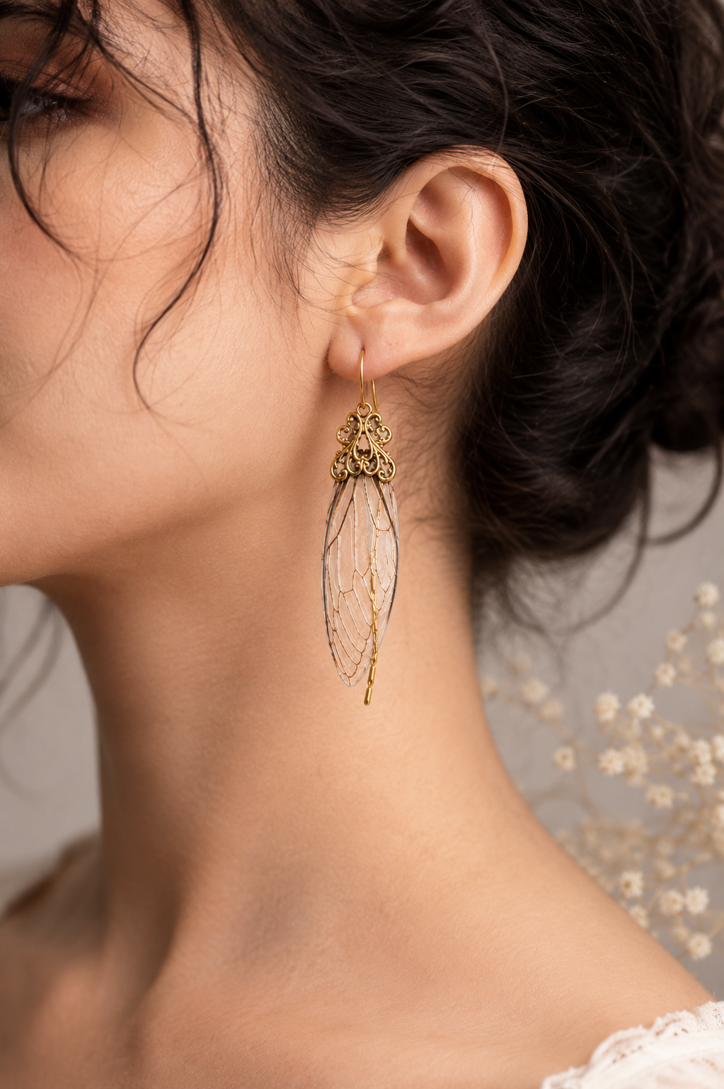 Boucles Mucha ailes de cigale dorées portées – bijou féérique fait main Hérault Victorian Rehab