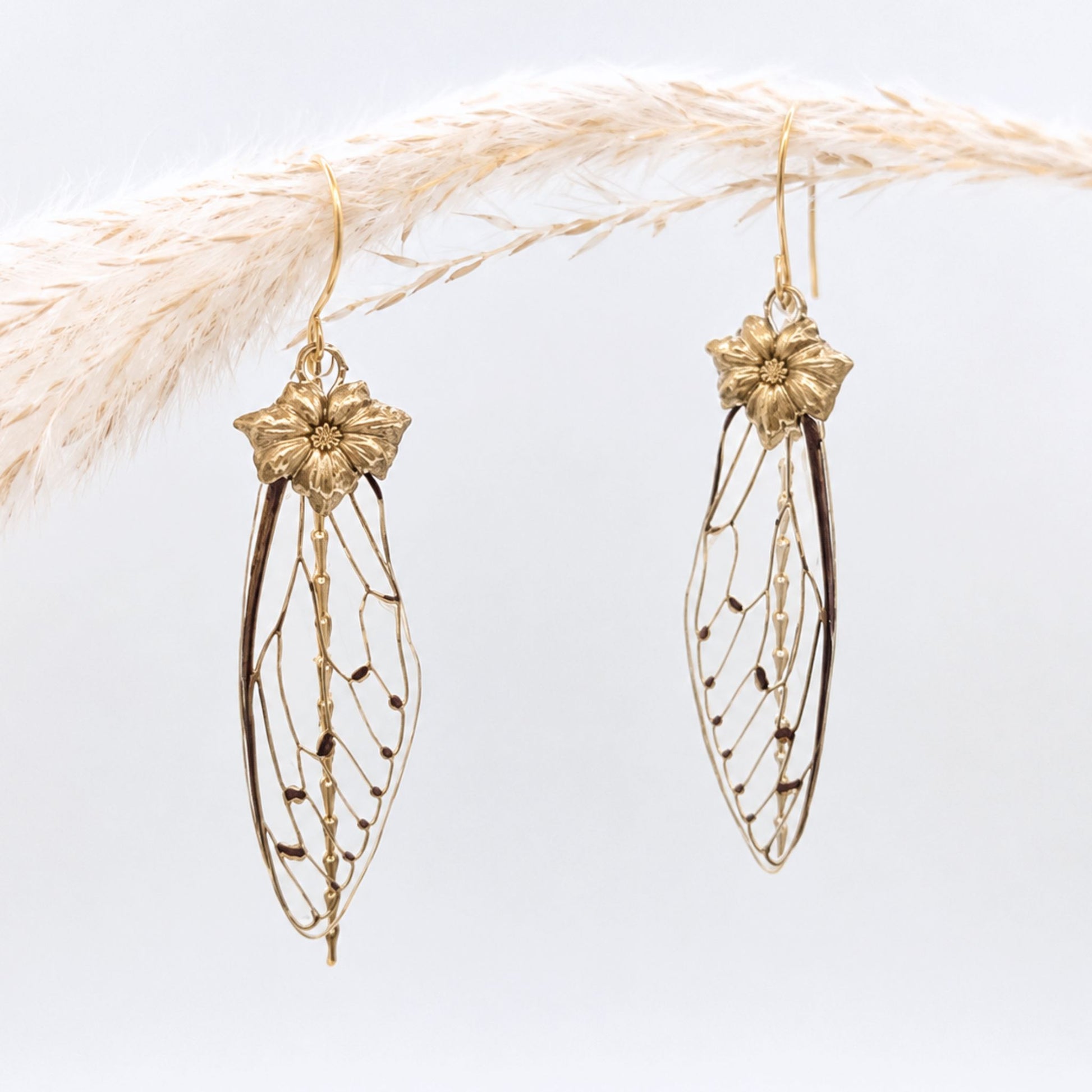 Boucles d'oreille Cigale Fleur – véritables ailes de cigale et fleur dorée | Victorian Rehab