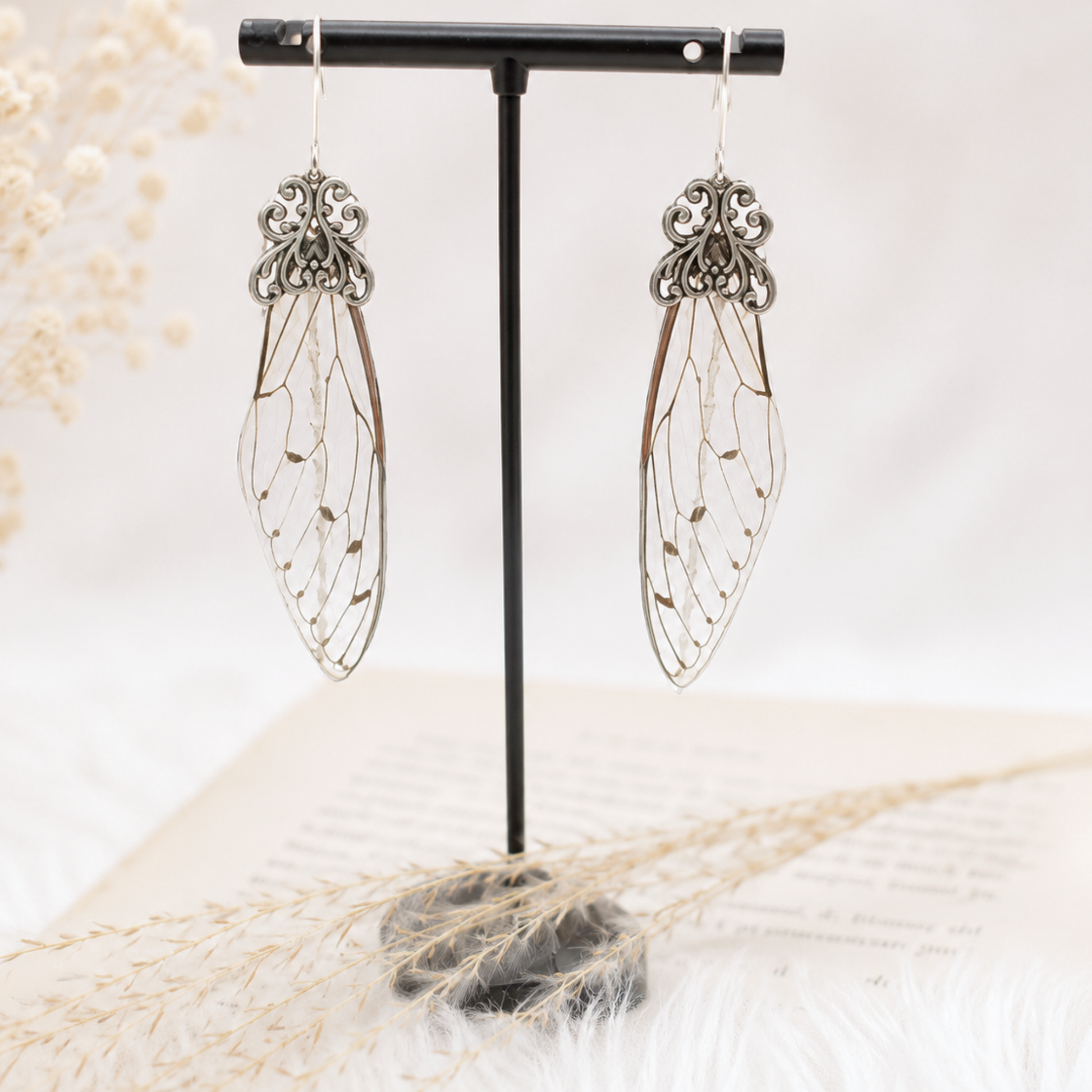 Boucles Mucha ailes de cigale argentées portées – bijou féérique Art Nouveau Victorian Rehab
