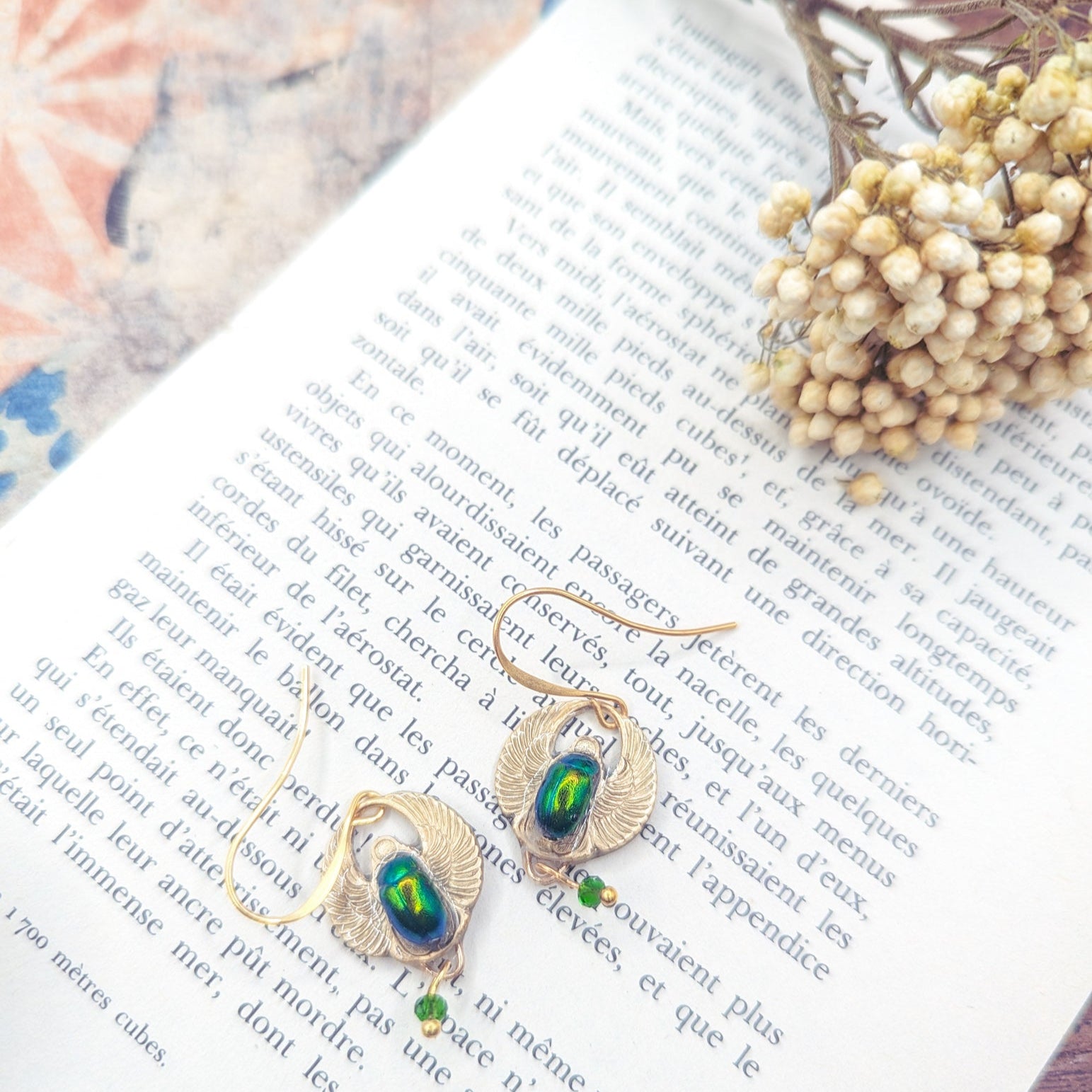 Boucles d'oreille Amon Râ petit modèle – scarabée vert & estampe dorée | Victorian Rehab