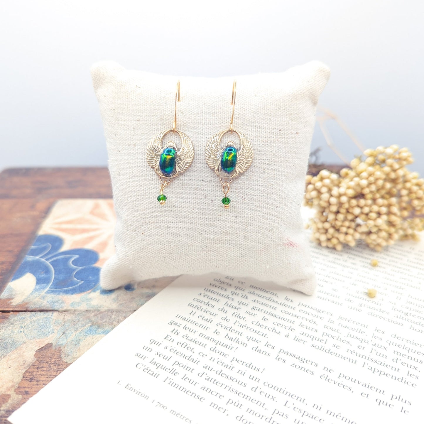 Détail boucles Amon Râ petit modèle – scarabée vert iridescent | Victorian Rehab