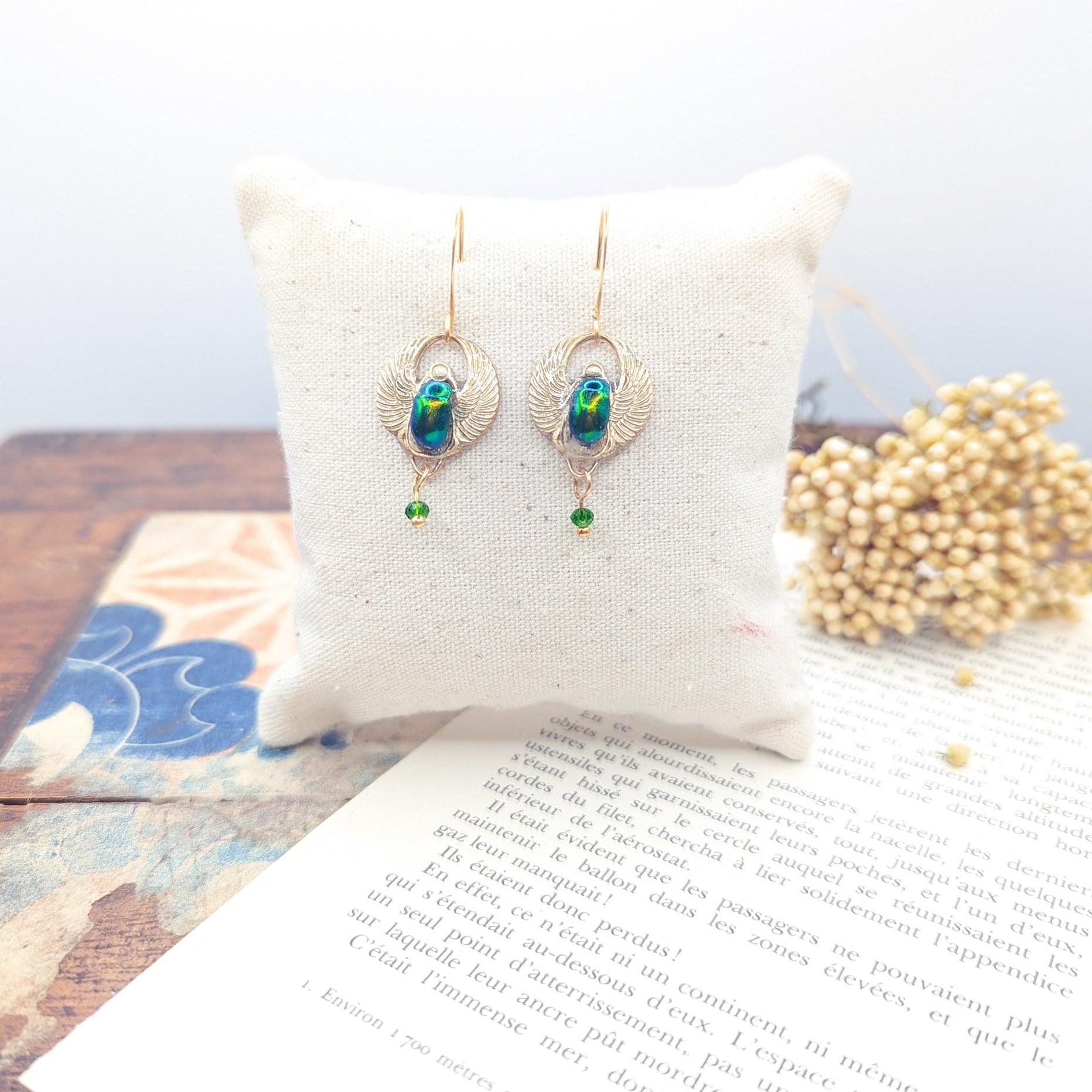 Détail boucles Amon Râ petit modèle – scarabée vert iridescent | Victorian Rehab