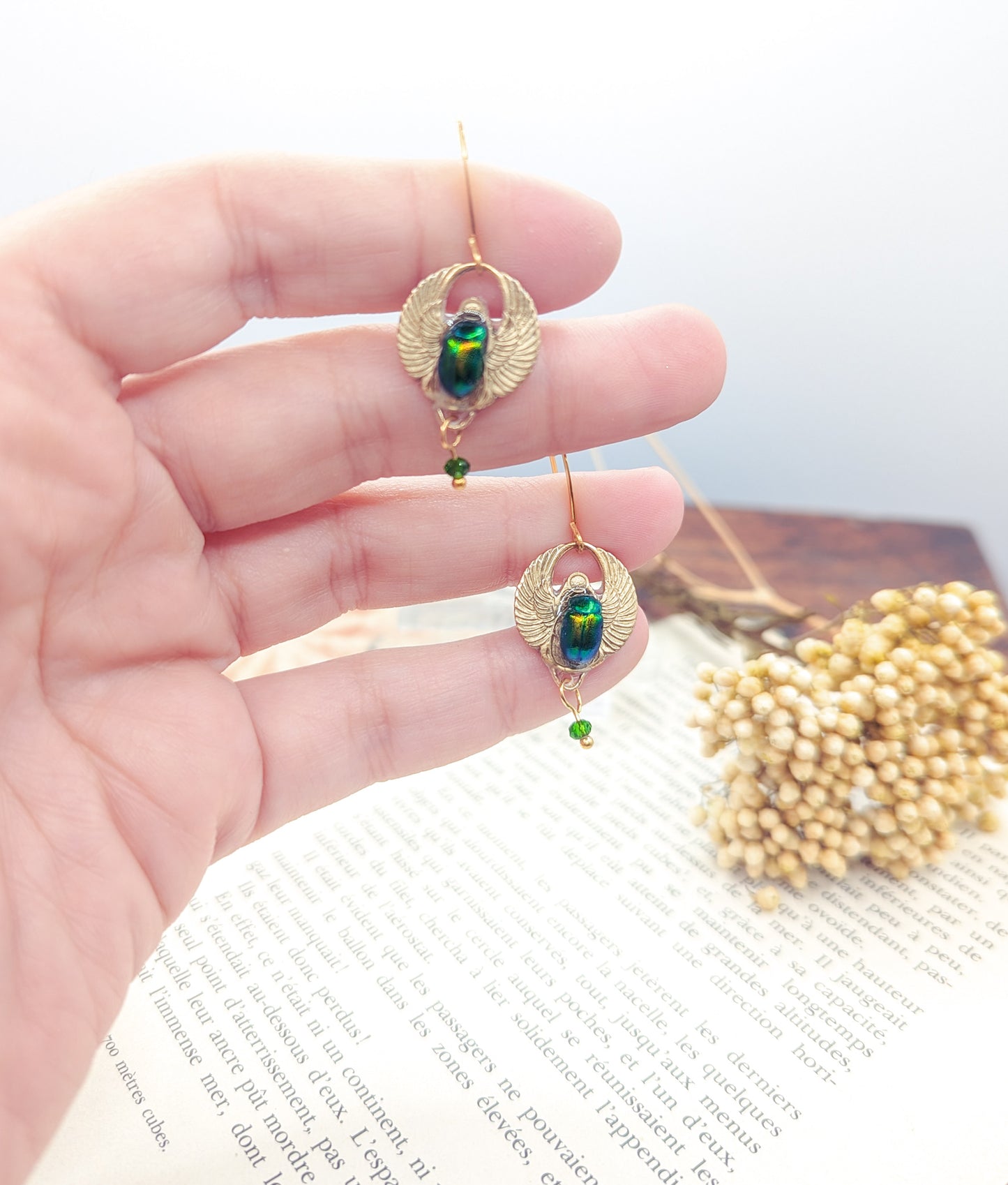 Boucles Amon Râ portées – bijou scarabée Égypte antique fait main | Victorian Rehab