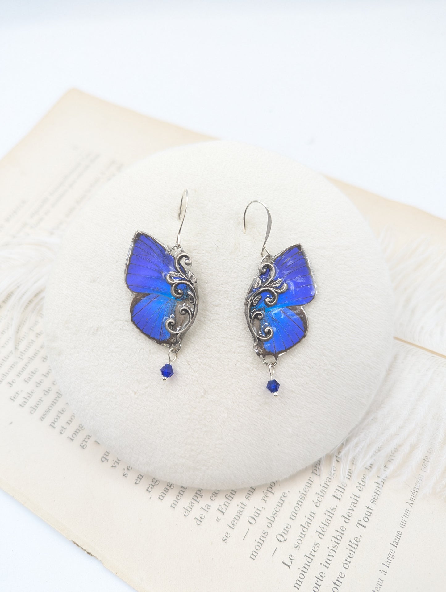 Boucles d'oreille Mucha Arhopala bleu argenté – véritable papillon Art Nouveau | Victorian Rehab