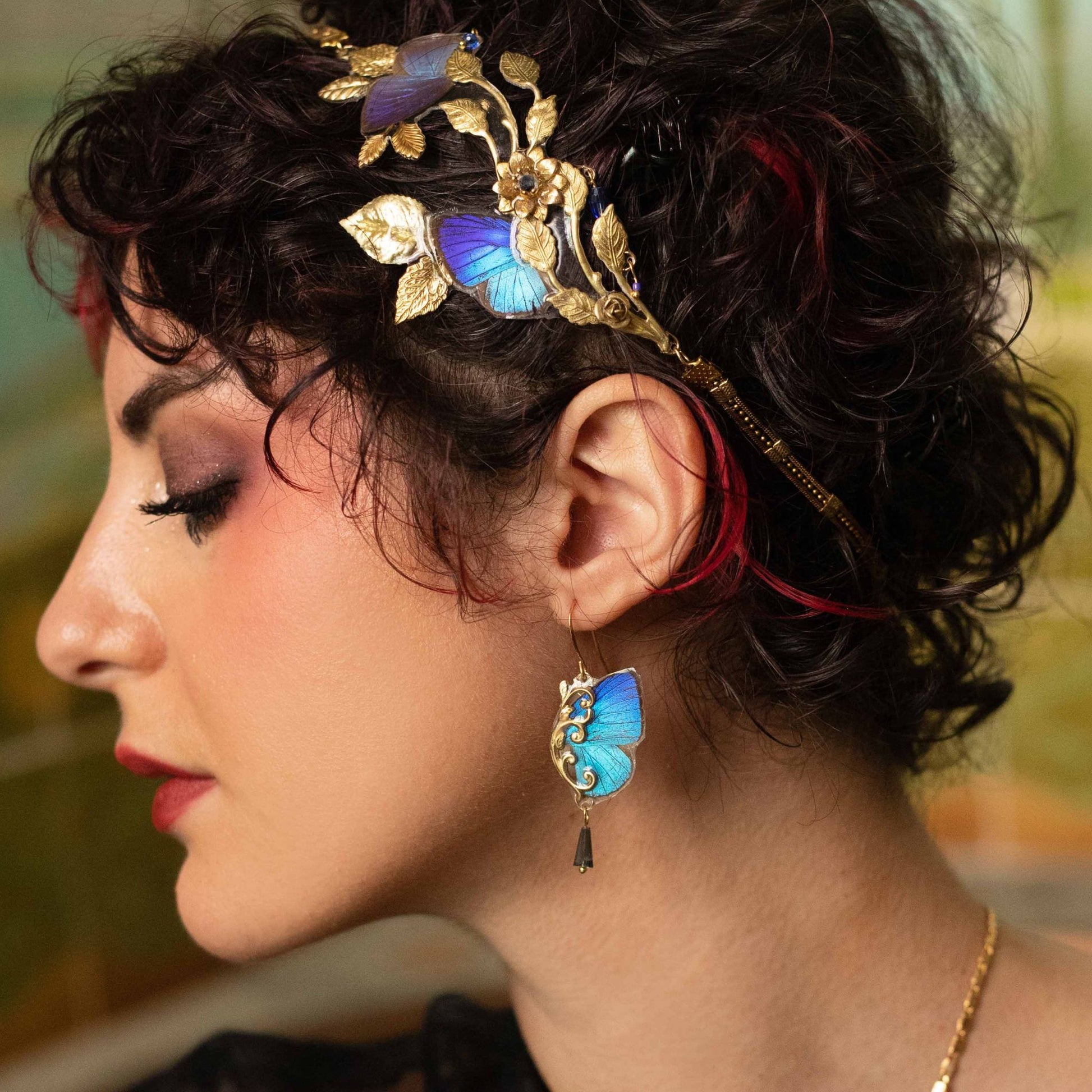 Boucles d'oreille Mucha papillon Arhopala bleu doré ambiance Art Nouveau – Victorian Rehab