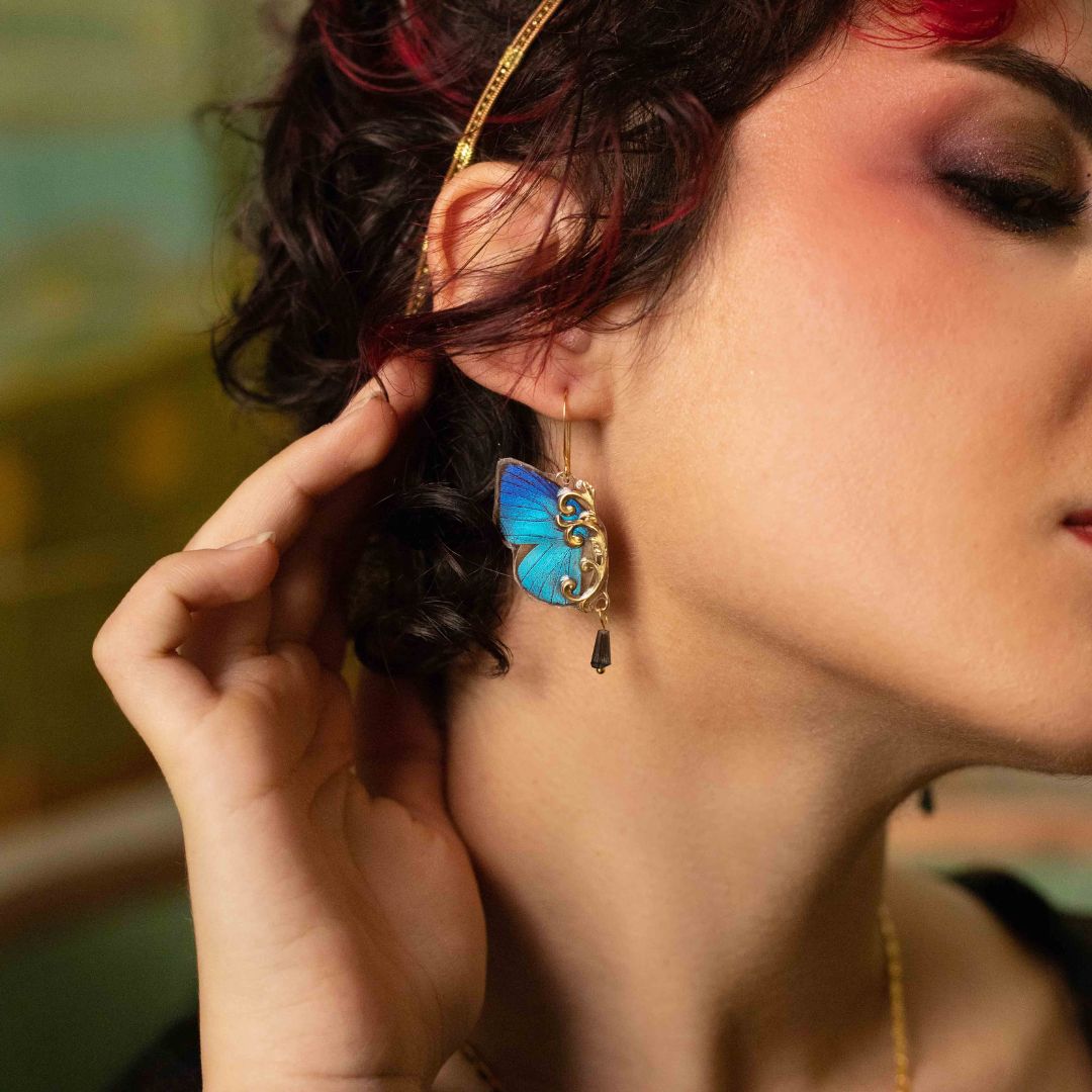 Détail boucles Mucha – véritable aile d'Arhopala bleu iridescent, laiton doré fait main