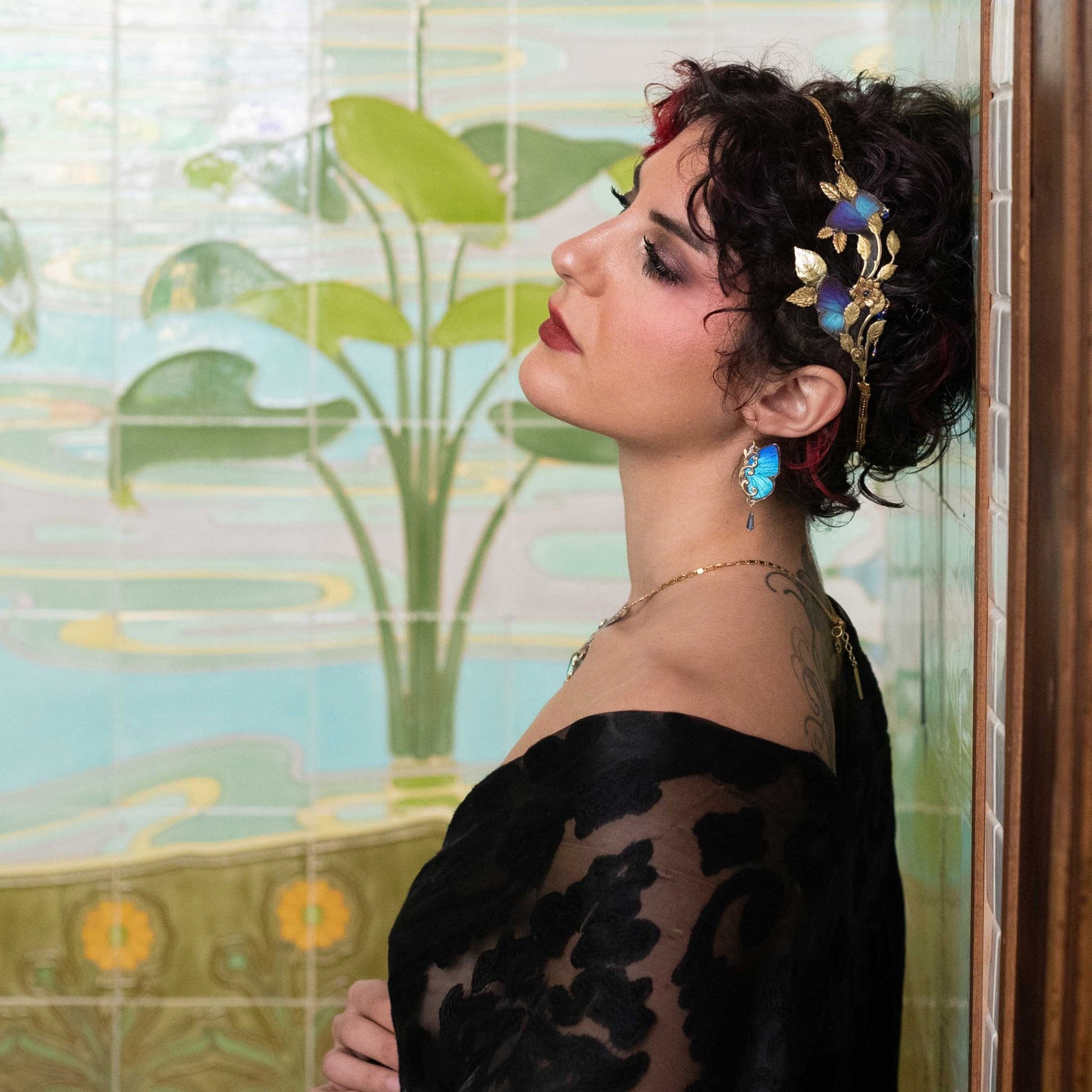 Boucles d'oreille Mucha Arhopala bleu doré – mise en scène décor Art Nouveau | Victorian Rehab