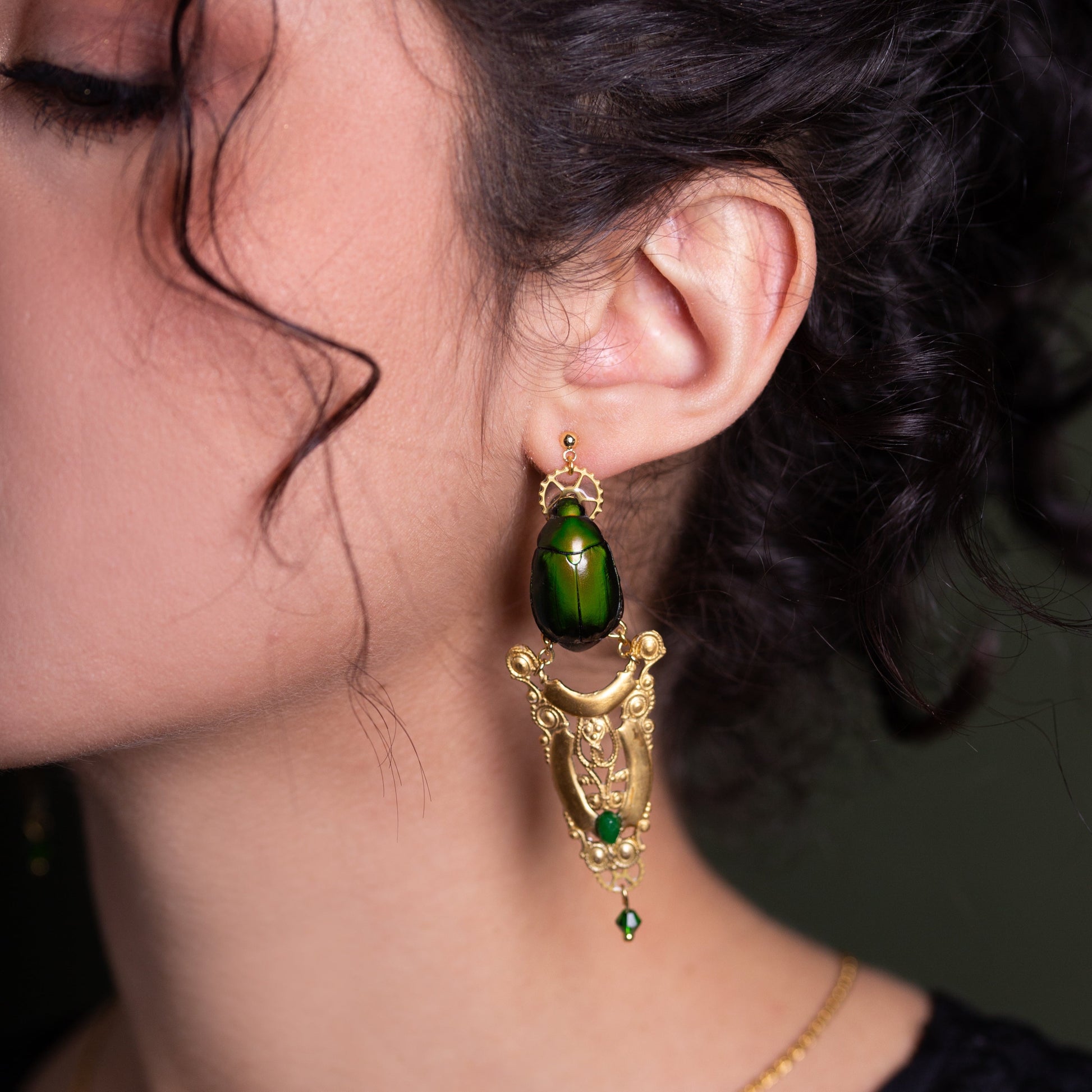 Boucles d'oreille Osiris – scarabée vert & estampe laiton ajourée dorée | Victorian Rehab