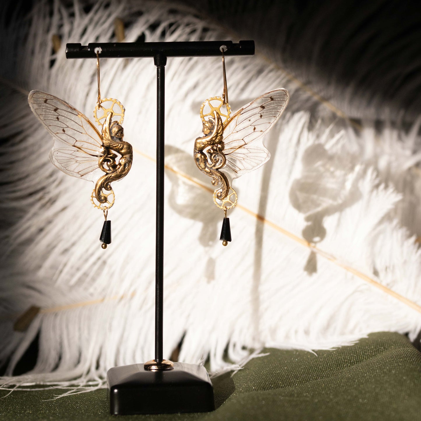 Boucles d'oreille Sphynx ailes de cigale dorées – ailes de fée bijou Art Nouveau | Victorian Rehab
